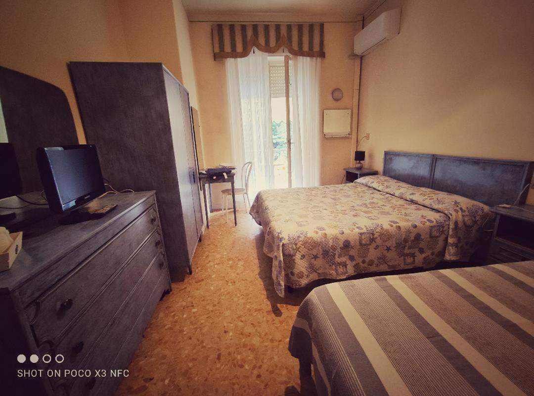 Hotel Delhy Viareggio Exterior photo